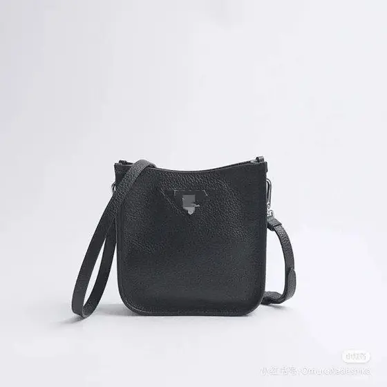 Prada 2025 new true soft leather shoulder bag slung, true soft leather shoulder